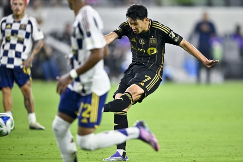 LAFC 손흥민이 MLS 레알 솔트레이크전에서 전반 추가시간 왼발슛으로 골을 넣고 있다. Imagn Images연합뉴스
