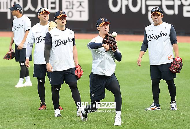 ▲ 명예회복의 판을 기다리고 있는 엄상백 ⓒ곽혜미 기자