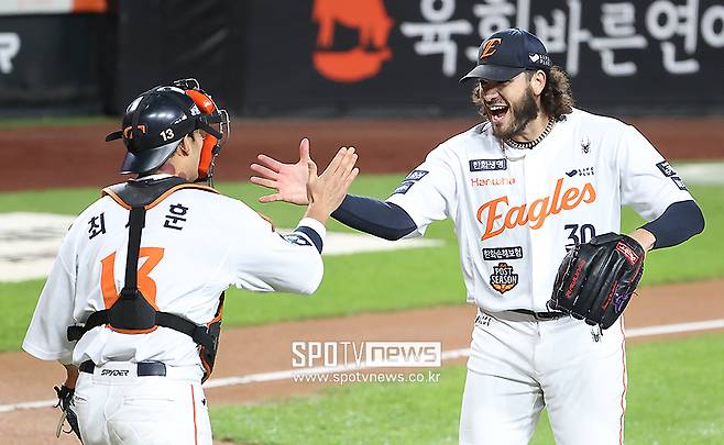 ▲ 한화 에이스 코디 폰세와 주전 포수 최재훈 ⓒ곽혜미 기자