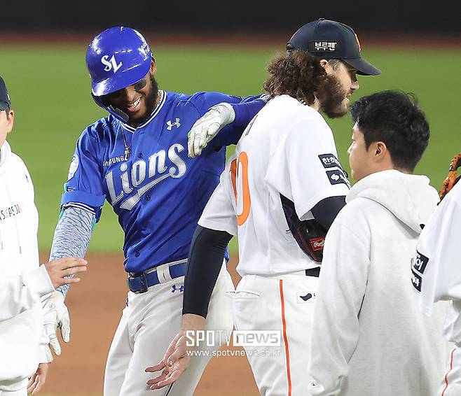 ▲ 삼성 르윈 디아즈가 자신의 라인드라이브 타구에 맞은 코디 폰세에게 미안한 마음을 표현했다. ⓒ곽혜미 기자