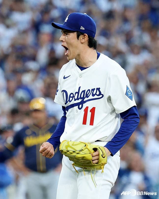 다저스 사사키가 지난 17일 밀워키와 NLCS 3차전에서 경기를 마무리짓고 포효하고 있다. /AFPBBNews=뉴스1