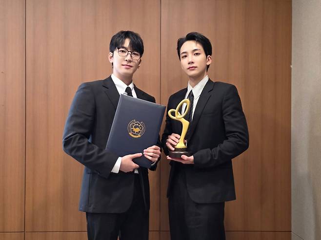 세븐틴 원우(왼쪽)와 정한 /사진제공=플레디스 엔터테인먼트