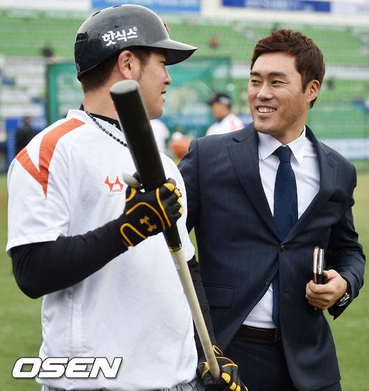 2015년 해설위원 활동 당시, 조성환(오른쪽) 위원의 모습.