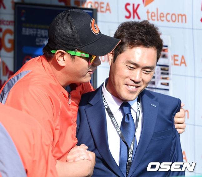 2017년 해설위원 활동 당시, 조성환(오른쪽) 위원의 모습.