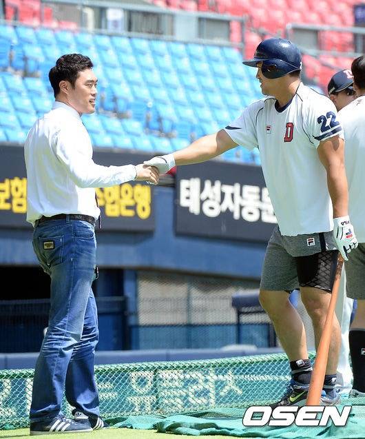 2017년 해설위원 활동 당시, 조성환(왼쪽) 위원의 모습.