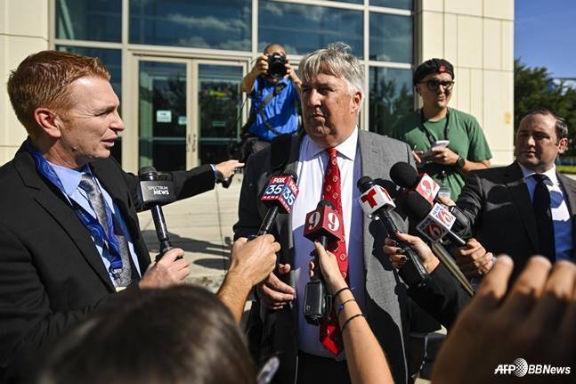 마이애미 히트 가드 테리 로지어의 변호사가 취재진의 질문에 답하고 있다. /AFPBBNews=뉴스1