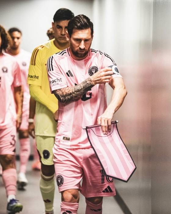 인터 마이애미 깃발을 왼손에 쥔 채 경기장에 들어서는 리오넬 메시.  /사진=인터 마이애미 공식 SNS 갈무리