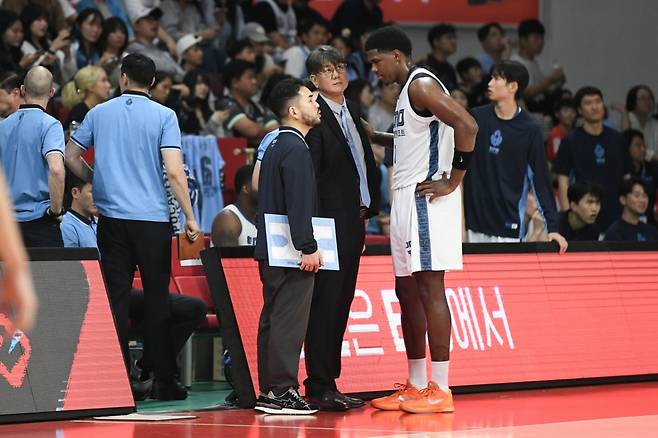 손창환(가운데) 고양 소노 감독이 나이트(오른쪽)에게 작전 지시하고 있다. /사진=KBL 제공