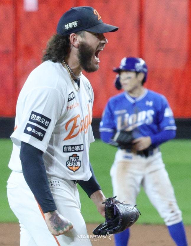 2025 KBO리그 플레이오프 5차전 한화 이글스 대 삼성 라이온즈전이 24일 대전 한화생명 볼파크에서 열렸다.  한화 선발 폰세가 삼성 2회초 2사 1루에서 1루주자 김지찬을 견제서로 잡고 환호하고 있다. /사진=김진경 대기자