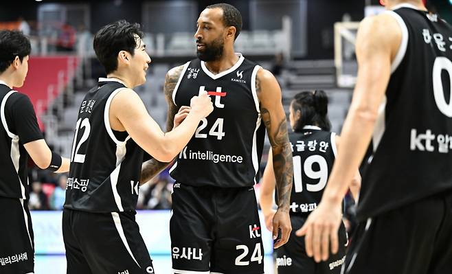 문정현(왼쪽)이 윌리엄스의 득점을 축하하고 있다. /사진=KBL 제공