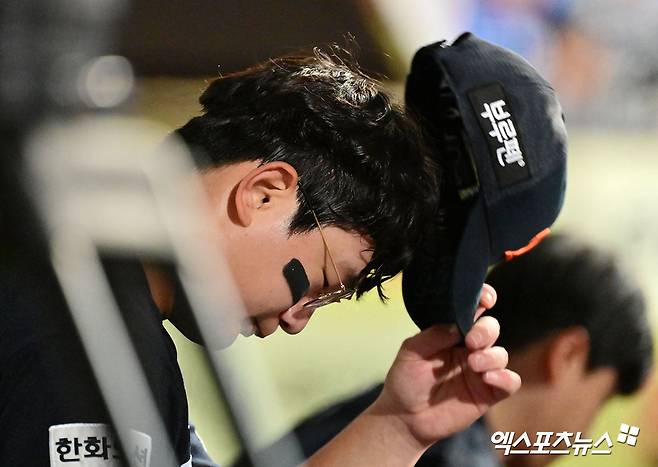 한화 이글스가 19년 만의 한국시리즈 진출 운명이 걸린 마지막 벼랑 끝 맞대결을 펼친다. 다 잡았던 4차전을 내준 충격 속에 한화 김경문 감독은 김서현을 5차전 9회 마무리 투수로 예고했다. 김 감독의 굳건한 믿음의 야구가 5차전에선 통할 수 있을지 주목되는 분위기다.&nbsp;한화는 24일 대전 한화생명볼파크에서 삼성 라이온즈와 2025 신한 SOL 뱅크 KBO 플레이오프 5차전을 치른다.&nbsp;두 팀은 시리즈 전적 2승 2패로 팽팽하게 맞서고 있다. 엑스포츠뉴스DB