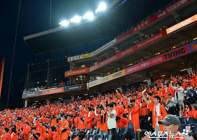KBO는 24일 대전 한화생명 볼파크에서 열린 한화 이글스와 삼성 라이온즈의 2025 신한 SOL Bank KBO 포스트시즌 플레이오프(5전 3선승제) 5차전이 경기 개시 직후 매진됐다고 밝혔다. 사진 김한준 기자