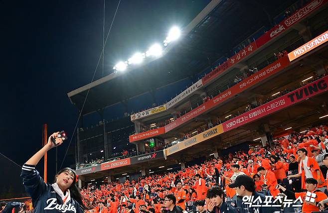 KBO는 24일 대전 한화생명 볼파크에서 열린 한화 이글스와 삼성 라이온즈의 2025 신한 SOL Bank KBO 포스트시즌 플레이오프(5전 3선승제) 5차전이 경기 개시 직후 매진됐다고 밝혔다. 사진 김한준 기자