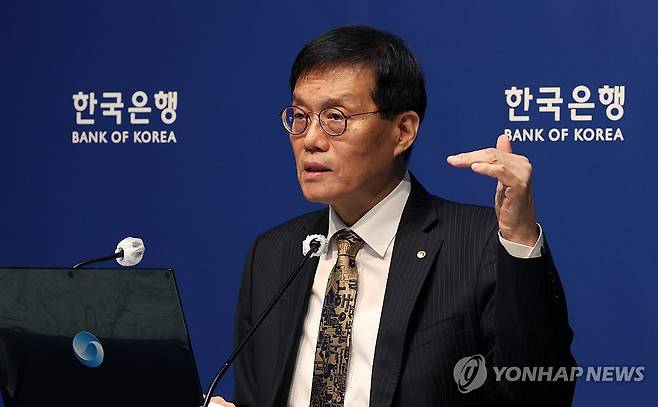 이창용 한은 총재, 기자간담회 (서울=연합뉴스) 이창용 한국은행 총재가 23일 서울 중구 한국은행에서 열린 금융통화위원회 금리 결정에 대한 기자간담회에서 발언하고 있다. 2025.10.23 [사진공동취재단] photo@yna.co.kr