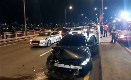 지난 23일 오후 9시43분께 서울 성동구 성수대교 북단에서 일어난 차량 5대 연쇄 추돌 사고. [성동소방서 제공]