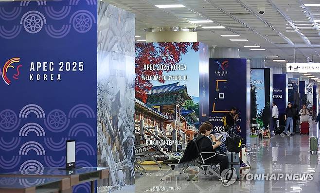 APEC 내빈 환영 분위기로 가득한 김해공항 (부산=연합뉴스) 손형주 기자 = 아시아태평양경제협력체(APEC) 정상회의 기간 주 공항으로 사용되는 부산 강서구 김해국제공항 국제선 청사에 APEC 환영 웰컴 존이 꾸며져 있다. 2025.10.22 handbrother@yna.co.kr