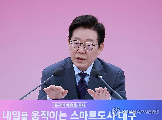 대구 타운홀미팅 찾은 이재명 대통령 (대구=연합뉴스) 김도훈 기자 = 이재명 대통령이 24일 대구 엑스코에서 열린 '대구의 마음을 듣다' 타운홀미팅에서 발언하고 있다. 2025.10.24 superdoo82@yna.co.kr