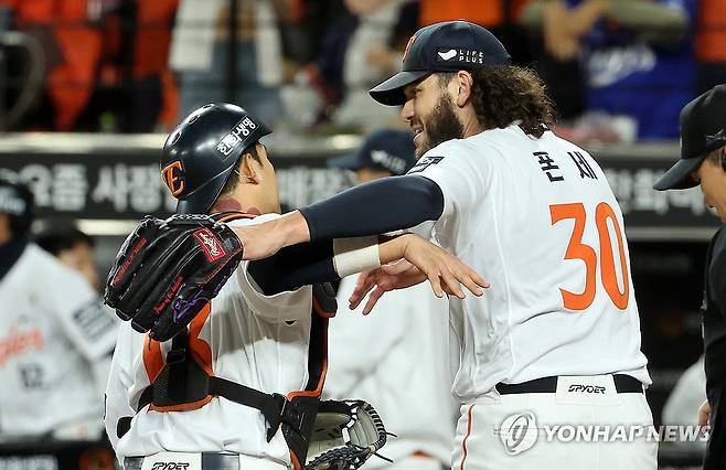 한화 배터리의 어깨동무 (대전=연합뉴스) 김준범 기자 = 24일 대전 한화생명 볼파크에서 열린 2025 프로야구 KBO리그 포스트시즌 플레이오프 5차전 삼성 라이온즈와 한화 이글스의 경기. 3회초 수비를 무실점으로 막은 한화 폰세가 포수 최재훈에게 고마움을 표시하고 있다. 2025.10.24 psykims@yna.co.kr