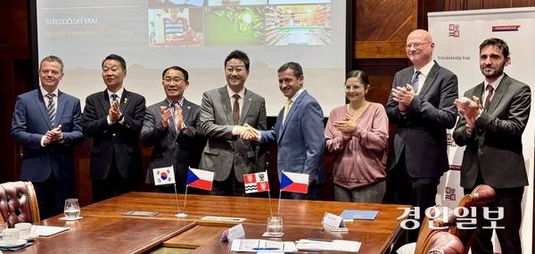 김진경 의장과 김선영·강태형 의원 등으로 구성된 경기도의회 대표단은 지난 24일(현지시간) 체코 중앙보헤미아주의회를 방문해 로베르트 페차(Robert Pecha) 의원 등과 만나 양 지방의회의 상생 발전 방안을 논의했다. 2025.10.24 /한규준기자 kkyu@kyeongin.com