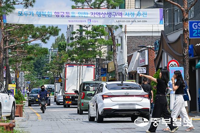 수원시 팔달구의 행리단길에 '지역상생구역' 지정 추진과 관련한 현수막이 게시돼 있다. 중부일보DB