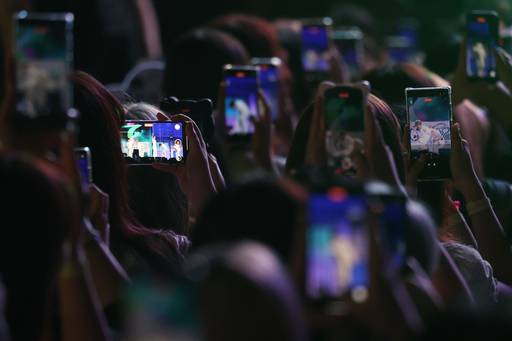 2일 서울 강남구 코엑스 광장에서 열린 NCT WISH 미니 3집 'COLOR'(컬러) 발매 기념 쇼케이스에서 팬들이 기념 영상을 남기고 있다. 연합뉴스 제공