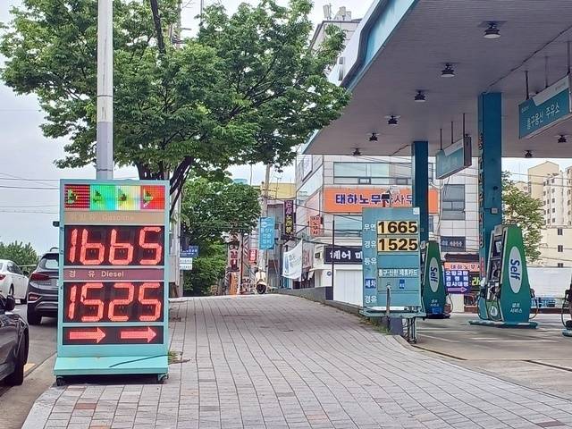 국내 경유 평균 판매 가격이 5주 만에 하락세로 돌아섰다. 휘발유 평균가 역시 2주 연속 하락세를 이어갔다. 대구일보DB