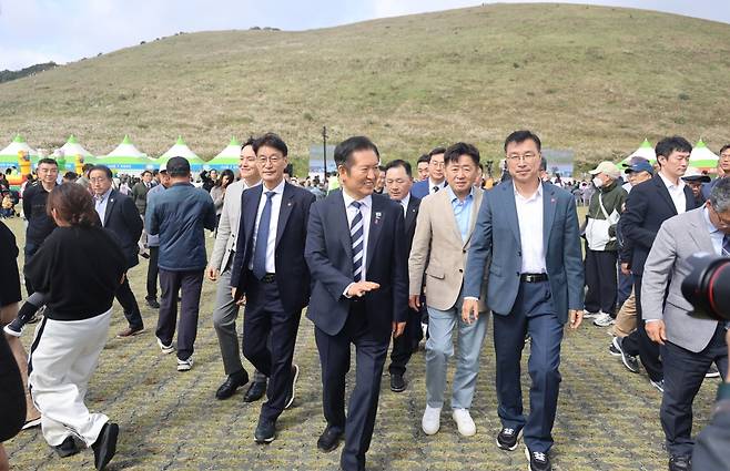 정청래 더불어민주당 대표가 25일 제주시 애월읍 새별오름 에서 열린 '제주 도새기 축제'를 방문, 도민과 관광객에게 인사하고 있다. 왼쪽부터 김한규 의원(제주시을), 문대림 의원(제주시갑), 정 대표, 오영훈 제주도지사, 위성곤 의원(서귀포시) / 연합뉴스
