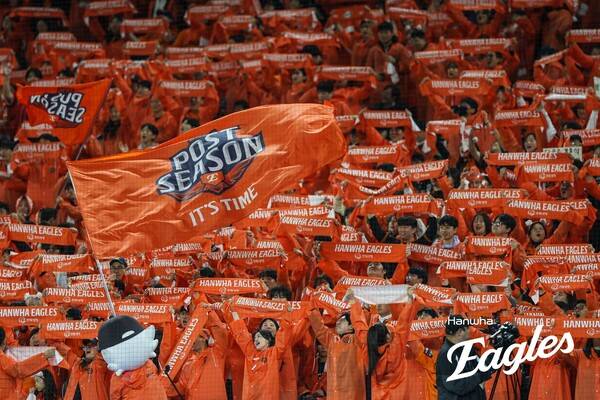 만석을 채우고 열정적 응원을 보내준 한화 팬들. (사진=한화)