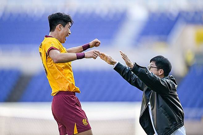 광주FC 박인혁(왼쪽)이 25일 광주월드컵경기장에서 열린 하나은행 K리그1 2025 34라운드 FC안양과의 홈 경기에서 선제골을 뽑고 기뻐하고 이정효 광주FC 감독에게 달려가고 있다. 광주FC 제공