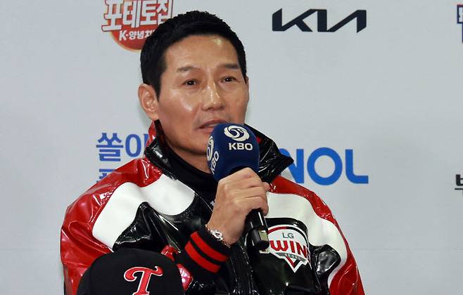 25일 서울 잠실구장에서 열린 2025 신한 SOL뱅크 KBO 한국시리즈 미디어데이에서 LG염경엽 감독이 발언하고 있다. 사진=연합뉴스