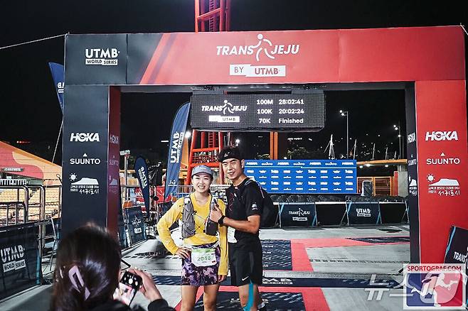 트랜스제주 100k 대회 70km 구간부터 결승선까지 함께 달린 양종찬 변호사와 홍콩 선수 글로리아 씨. 2025.10.19/뉴스1 ⓒ News1 (사진=양종찬 씨 제공)