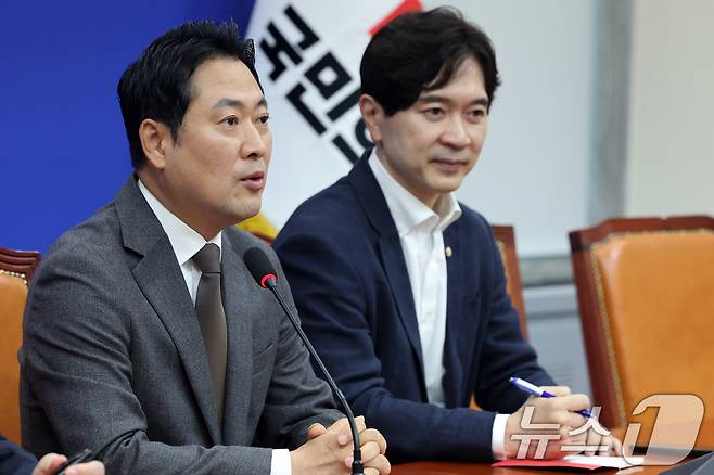 장동혁 국민의힘 대표가 25일 오전 서울 영등포구 여의도 국회에서 열린 기자간담회에서 모두발언을 하고 있다. 오른쪽은 박성훈 국민의힘 수석대변인. 2025.10.25/뉴스1 ⓒ News1 황기선 기자