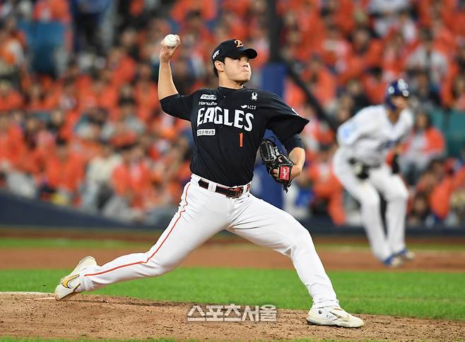 한화 문동주가 21일 대구 삼성라이온즈파크에서 열린 2025 KBO리그 삼성과 플레이오프 3차전 5회말 등판해 힘차게 공을 던지고 있다. 대구 | 박진업 기자 upandup@sportsseoul.com