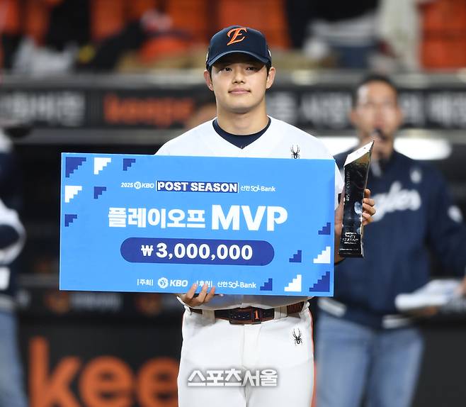 한화 문동주가 24일 대전 한화생명볼파크에서 열린 2025 KBO 포스트시즌 플레이오프 5차전 삼성과 경기 후 플레이오프 MVP를 수상한 후 포즈를 취하고 있다. 대전 | 최승섭 기자 thunder@sportsseoul.com