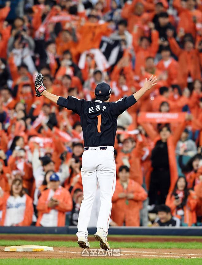 한화 문동주가 21일 대구 삼성라이온즈파크에서 열린 2025 KBO리그 삼성과의 플레이오프 3차전 9회말 2사 삼성 김성윤을 2루 땅볼로 잡아내며 승리를 지켜낸 뒤 관중석을 향해 두 팔을 벌려보이며 기뻐하고 있다. 대구 | 박진업 기자 upandup@sportsseoul.com