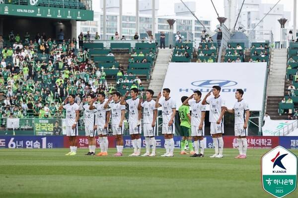 25일 전주월드컵경기장에서 치러진 전북현대와의 하나은행 K리그1 2025 34라운드 경기에서 김천상무 선수단이 거수 경계 세리머니 중이다. /사진=한국프로축구연맹