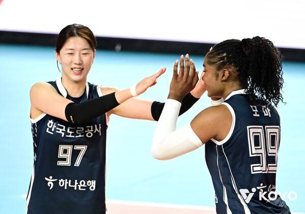 25일 오후 4시 김천체육관에서 치러진 흥국생명과의 진에어 2025-2026 V-리그 1라운드 경기에서 한국도로공사의 강소휘와 모마가 득점 후 기쁨을 나누고 있다. /사진=한국배구연맹