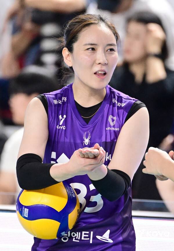 25일 오후 4시 김천체육관에서 치러진 한국도로공사와의 진에어 2025-2026 V-리그 1라운드 경기에서 흥국생명의 이나연이 공격을 준비 중이다. /사진=한국배구연맹