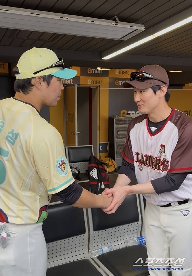 경기전 악수하는 양팀 감독들. 사진=나유리 기자