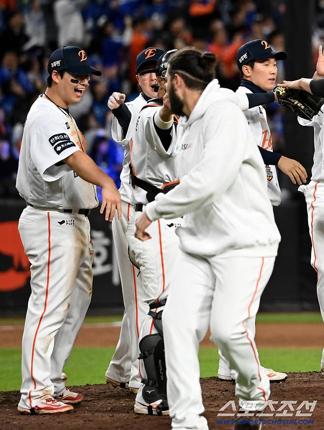 '나 왜 여기 있지?' 더그아웃으로 들어가려는 폰세