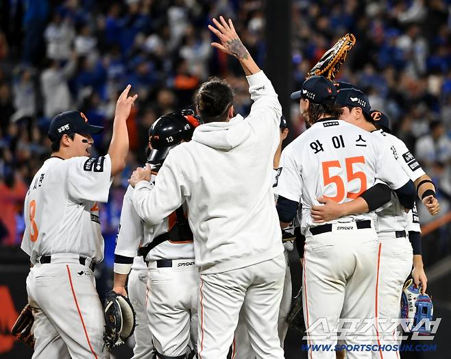 함께 모인 동료들과 손을 모아 승리의 기쁨을 만끽