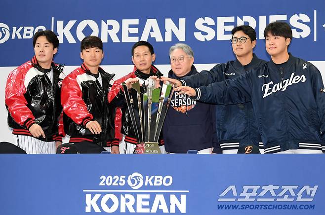 2025 KBO리그 한국시리즈 미디어데이가 25일 잠실구장에서 열렸다. LG 임찬규, 박해민, 염경엽 감독과 한화 김경문 감독, 채은성, 정우주가 기념촬영을 하고 있다. 잠실=박재만 기자 pjm@sportschosun.com/2025.10.25/
