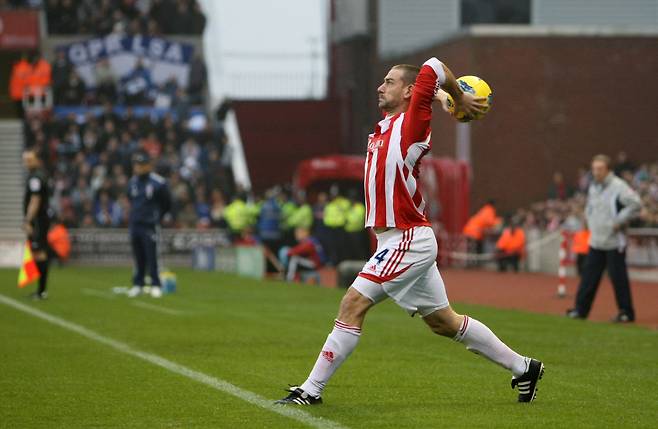 FILE PHOTO: Football - Stoke City v Queens Park Rangers - Barclays Premier League - The Britannia Stadium - 11/12 - 19/11/11   Stoke City's Rory Delap takes a throw-in   Mandatory Credit: Action Images / Lee Mills   EDITORIAL USE ONLY. No use with unauthorized audio, video, data, fixture lists, club/league logos or live services. Online in-match use limited to 45 images, no video emulation. No use in betting, games or single club/league/player publications.  Please contact your account representative for further details./File Photo <저작권자(c) 연합뉴스, 무단 전재-재배포, AI 학습 및 활용 금지>