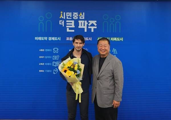 파주시민축구단이 선임한&nbsp;제라드 누스 신임 감독과 김경일 파주시장&nbsp;. ⓒ파주시민축구단