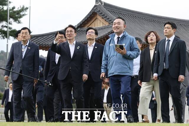 김 총리는 지난 23일 총리실 출입기자들과의 환담회에서 "마지막 남은 1%는 하늘이 도와주실 것"이라며 99%는 준비가 끝난다고 밝혔다. 사진은 김 총리가 지난 17일 경주시청에서 행사 준비 현장을 직접 점검하는 모습. /총리실