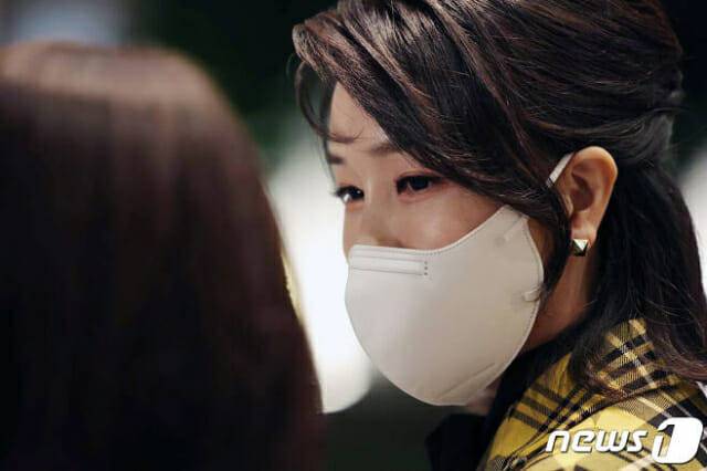 윤석열 대통령 부인 김건희 여사가 지난 2022년 5월 22일 오후 서울 종로구 청와대 본관 대정원에서 열린 청와대 개방 특집 KBS 열린음악회에 참석했다. (대통령실 제공) 2022.5.23/뉴스1