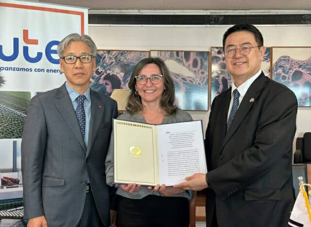 이용범 한전KPS 우루과이 지사장, 안드리아 가브레라 우루과이 전력청 CEO, 노원일 주우루과이 대한민국 대사(왼쪽부터)가 티그레 발전소 O&M사업 연장계약을 체결한 후 계약서를 들어보이고 있다.