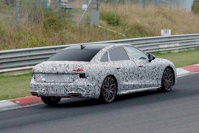 아우디 A6 L 테스트카 (출처 : 오토에볼루션)