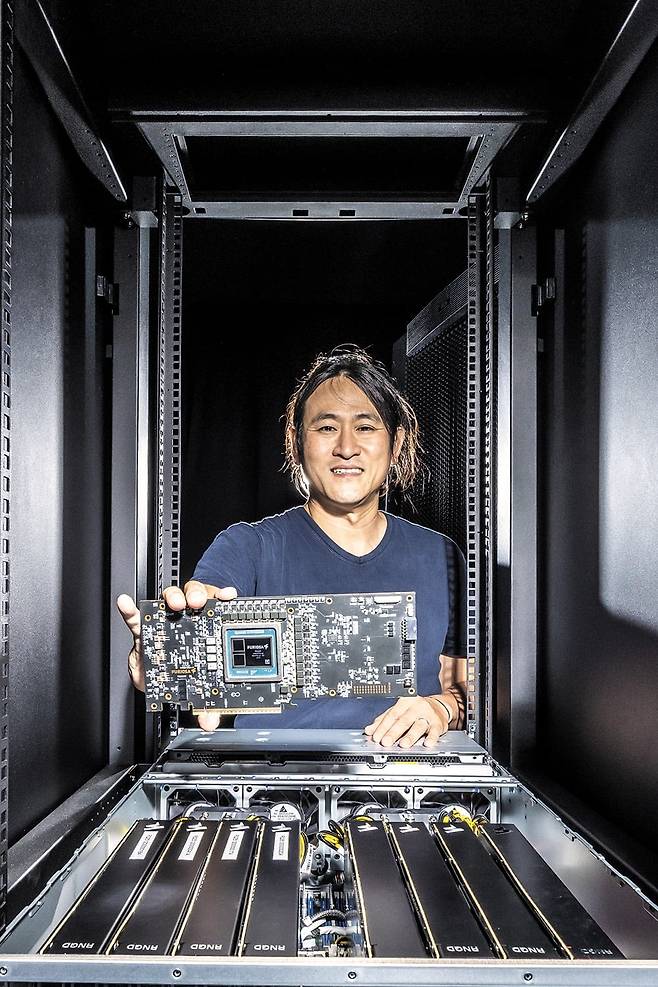 서울 강남구 도산대로에 있는 AI 칩 설계 스타트업 '퓨리오사AI' 서버실에서 백준호 대표가 자사 칩 제품을 들어 보이고 있다. 이 제품은 올해 말 TSMC에서 양산을 시작할 예정이다. /이신영 영상미디어 기자