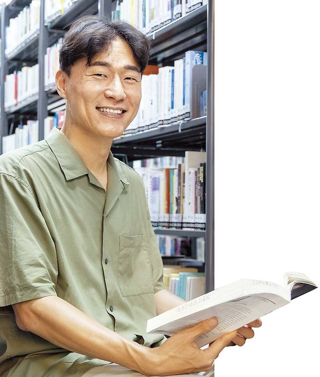 소설가 정대건을 경기 고양시립 화정도서관에서 만났다. 그가 소설을 쓸 때 찾는 공간 중 하나다. 손에 든 책은 ‘카라마조프가의 형제들’. 그는 도스토옙스키를 가장 위대한 소설가라고 생각한다./조인원 기자